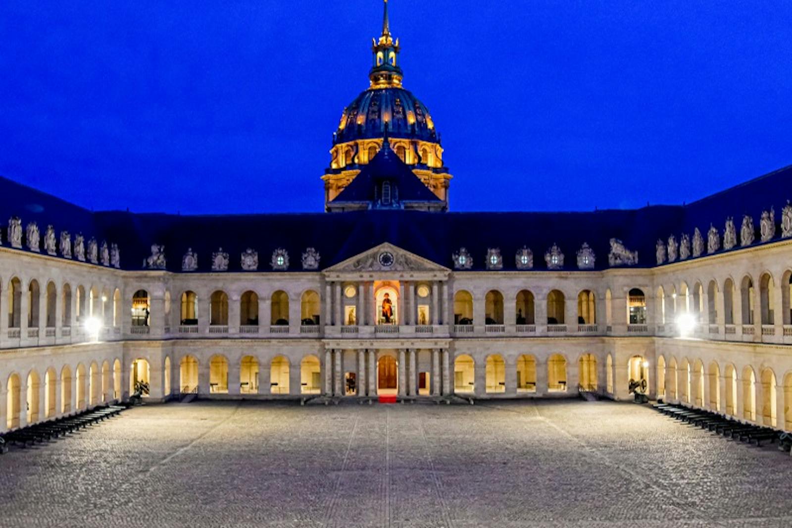 Das Musée de l'Armée et Tombeau de Napoléon bei Dämmerung