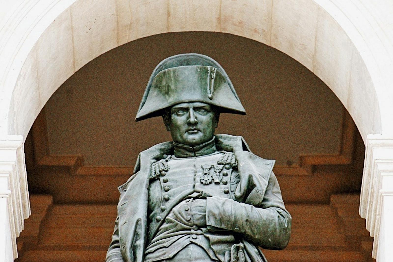 Napoleon-Statue im Musée de l'Armée und Napoleon-Grab