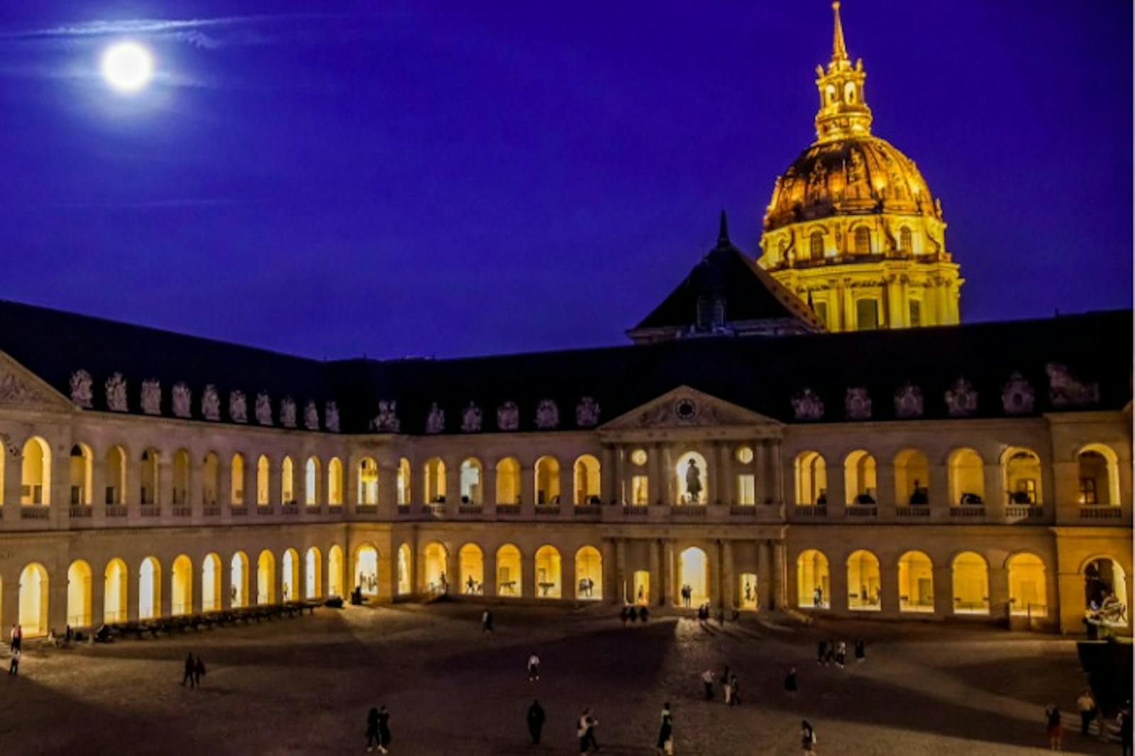 The Musée de l'Armée and Tomb of Napoleon under the moon