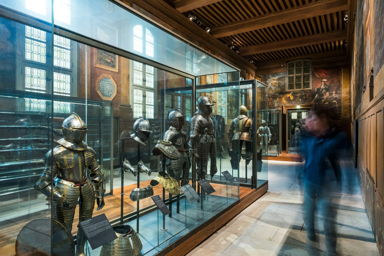 Våpenrustning-vitrine i Musée de l'Armée og Napoleons grav